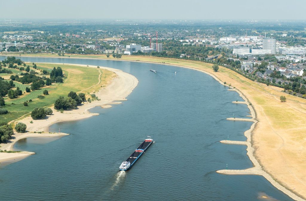 Ein Transportschiff fährt auf dem Rhein bei Düsseldorf. Die niedrigen Wasserstände der Flüsse nach der langen Trockenheit sind ein Grund, weshalb die Preise für Heizöl ihren höchsten Stand seit fünf Jahren erreicht haben.