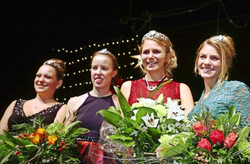 Die neue  Weinkönigin Julia Böcklen (Zweite von rechts) und  ihre Prinzessinnen Aliena Zischewski, Ellen Volzer und Franziska Fischer (von links) Foto: Weinbauverband
