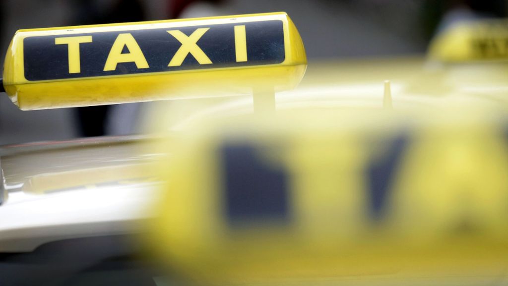 Esslingen: Taxifahrer mit Eisenstange attackiert