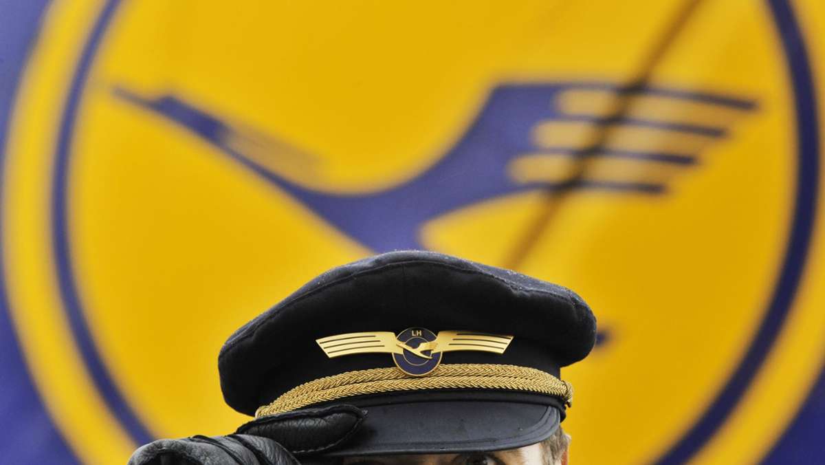  Die Arbeit in Cockpit und Kabine war für viele Lufthansa-Angestellte schlicht ein Traumjob. Der Corona-bedingte Einbruch stellt sie jetzt vor ungewohnte Fragen nach der Zukunft ihres Berufs. 