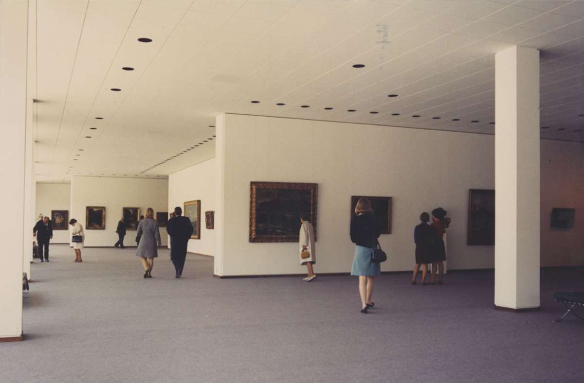 Blick in den Ausstellungsrundgang im Untergeschoss im Jahr 1968 mit dem grauen Teppichboden, der jetzt nachgebildet wurde.