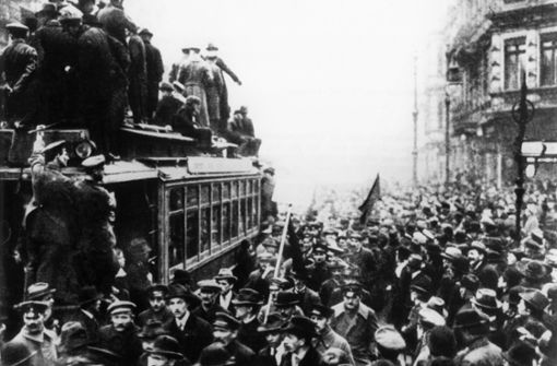 Nicht nur in Berlin (wie hier zu sehen) gingen die Menschen vor 100 Jahren auf die Straße, in Stuttgart führte die Novemberrevolution unter anderem zum Sturm auf das Wilhelmspalais. Foto: dpa