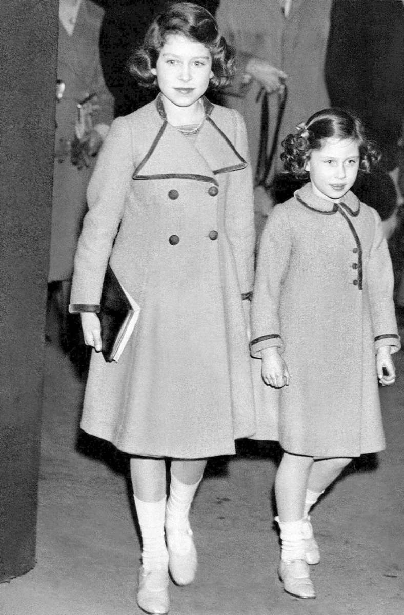 Viele fühlen sich da an ihre weltberühmte Urgroßmutter, Großbritanniens Queen Elizabeth II. (links, mit ihrer Schwester Margaret), erinnert.