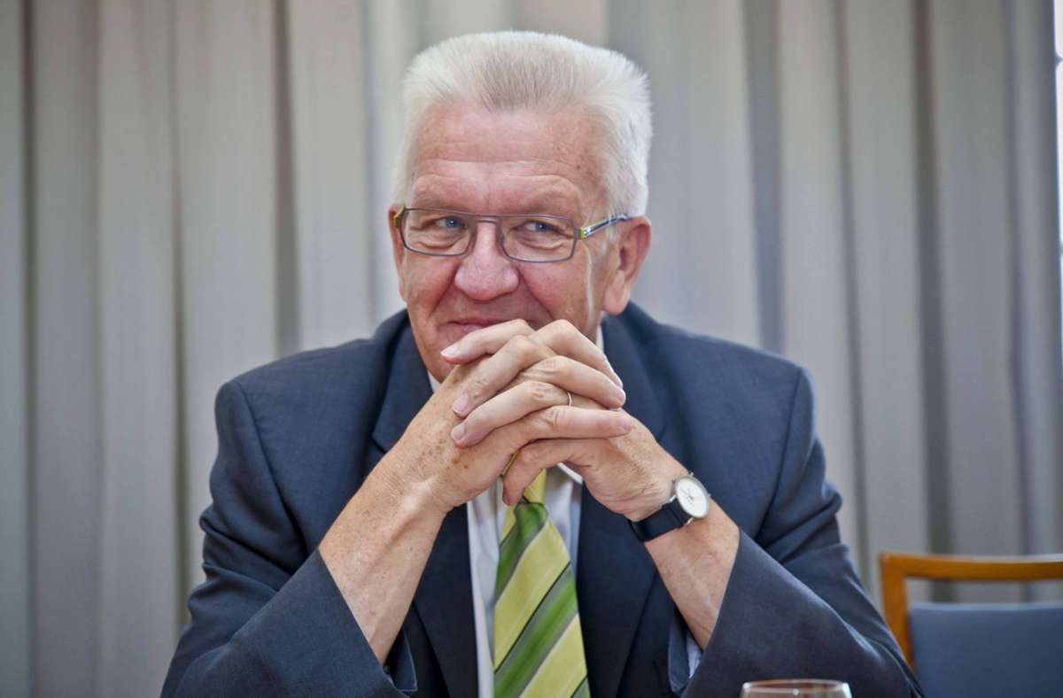 Mit der Landtagswahl 2011 übernahm der Grüne Winfried Kretschmann das Amt.