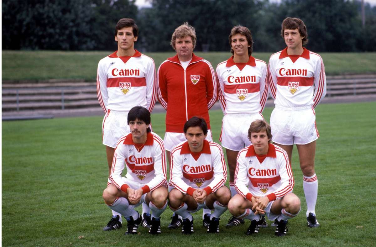Mit Jogi Löw (li.u.) und zeitgemäßem Trikotkragen: Der VfB in der Saison 1980/81.