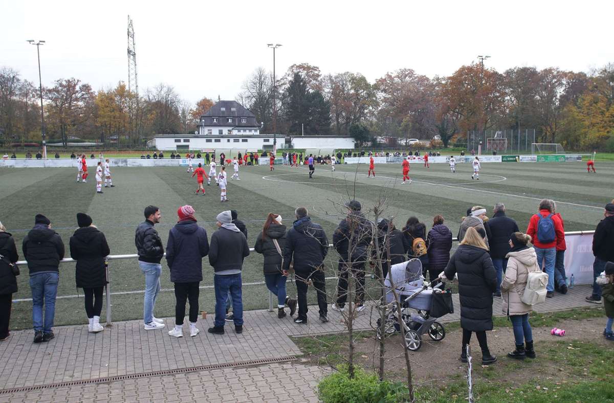 Rund 90 Zuschauer kamen nach Neckarau, mehr als bei anderen Rundenspielen, wie Neckaraus Trainerin Lena Trentl sagte.