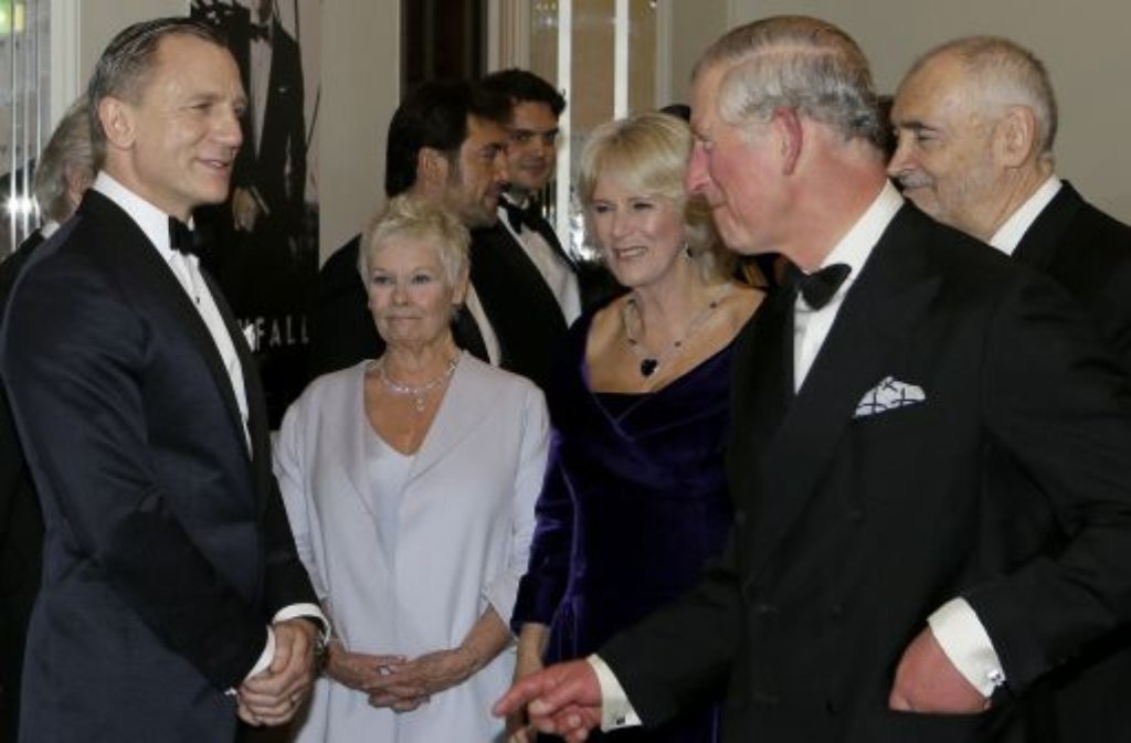 Royaler Glanz auf dem roten Teppich vor der Royal Albert Hall: Prinz Charles (vorne rechts) und seine Frau Camilla kamen zur Premiere des neuen Bond-Films.