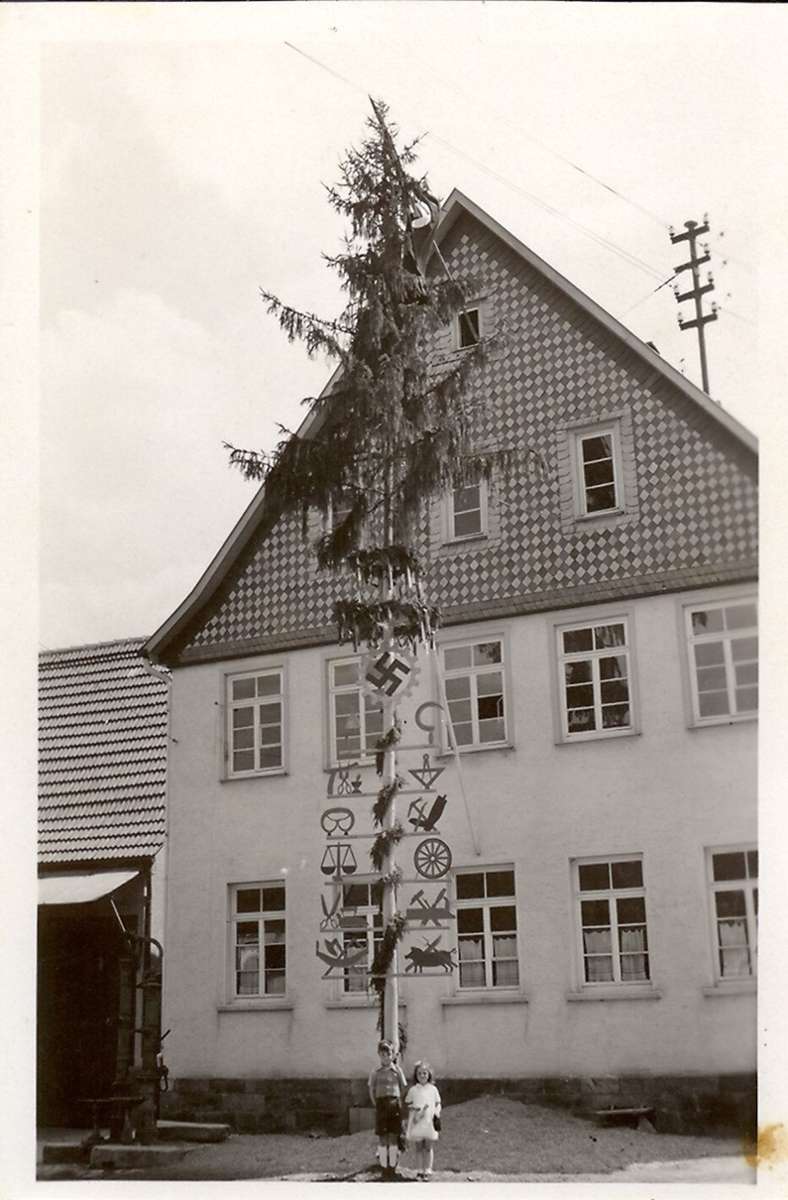 Die Nationalsozialisten haben einst den Maibaum als Einheitsbrauch in ganz Deutschland eingeführt. Wohl auch in Baltmannsweiler, vermutet EZ-Leser Klaus Merker, der uns dieses Foto geschickt hat: „Der Baum stand anno 1937 vor dem Rathaus.“