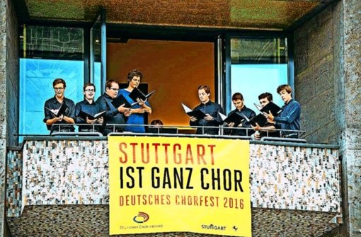 Im September schon haben einige Sänger vom Rathausbalkon aus ein Ständchen gegeben und auf das große Chorfest hingewiesen. Foto: Lichtgut/Piechowski