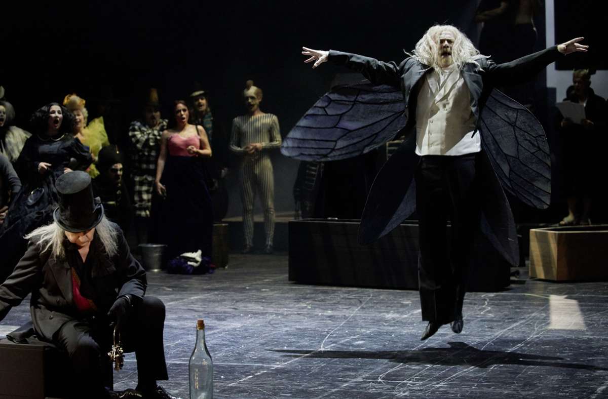 In Stuttgart war Max Simonischek außerdem als Bacchus besetzt – in der Oper „Orpheus in der Unterwelt“, in der Regie von Armin Petras. Musikalische Leitung: Sylvain Cambreling.