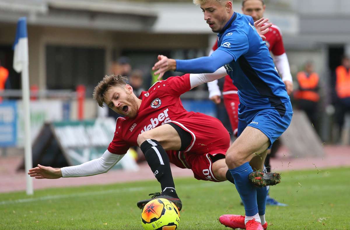 Der 22-jährige Offensivmann Flamur Berisha (re.), derzeit noch im Dress des SGV Freiberg, wechselt im Sommer zu den Stuttgarter Kickers.
