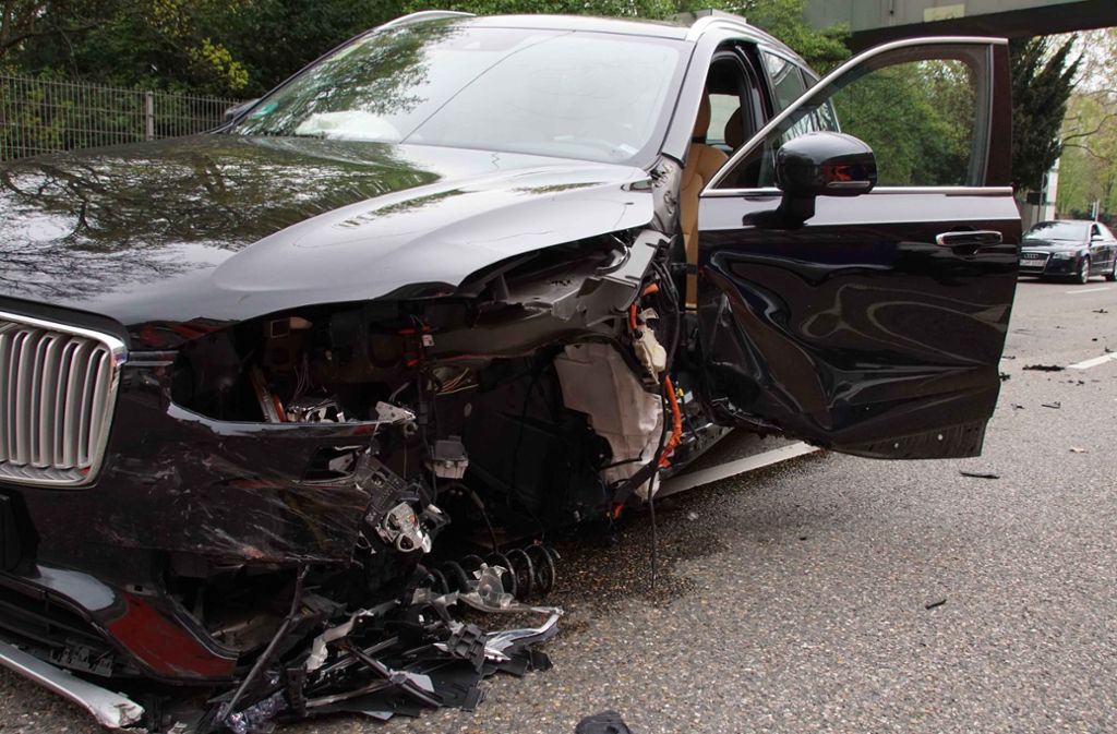 Der am Unfall beteiligte Volvo wurde stark beschädigt.