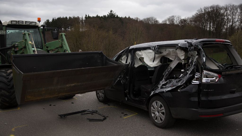  Bei einem schrecklichen Autounfall am Samstagvormittag auf der L1192 zwischen Reichenbach und Ebersbach (Kreis Esslingen) hat ein 14-jähriges Mädchen sein Leben verloren. 