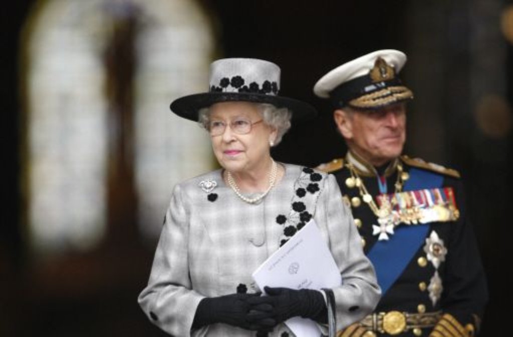 An ihrer Seite, beziehungsweise immer zwei Schritte hinter seiner Frau, steht seit über 60 Jahren Prinz Philip. Der Herzog von Edinburgh ist der dienstälteste Prinzgemahl in der Geschichte des Königreichs.