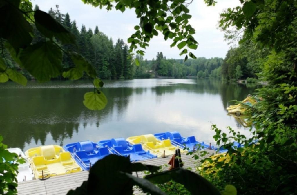 Den Ebnisee (Rems-Murr-Kreis) müssen sich Schwimmer und Bootlesfahrer im Sommer teilen. Am See gibt es zwei Restaurants.