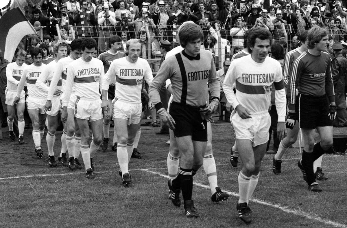 Der Frottesana-Schriftzug zierte das Trikot von 1976 bis 1979. In diesem Trikot wurde der VfB Deutscher Zweitligameister 1976/77.