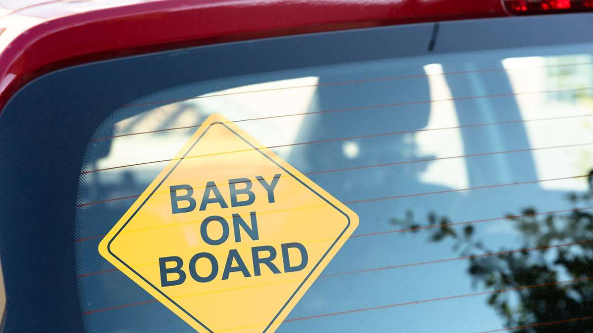 Nach Unfall in Wiesbaden: Verletztes Baby  allein im Auto zurückgelassen