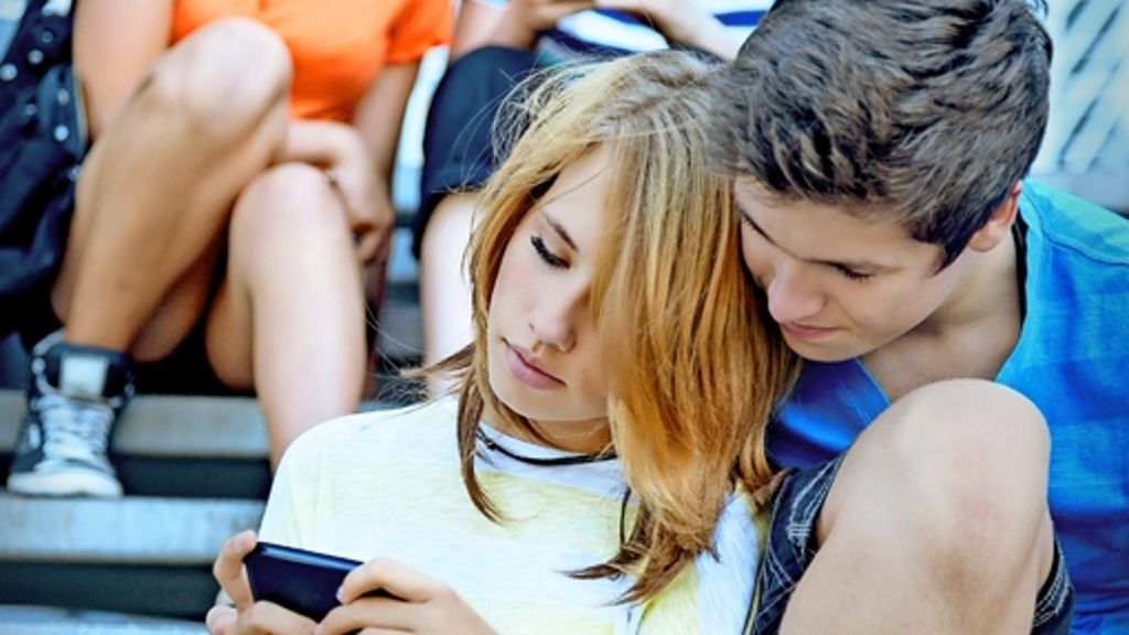  Sind wir zu viel online? Schadet das unseren sozialen Beziehungen? Solche Fragen werden dieser Tage häufig gestellt. Ungewöhnlich ist aber, dass sich immer mehr Informatiker darüber Gedanken machen. Sie fragen sich, wie uns Smartphones helfen können, uns wieder mehr im realen Leben zu treffen. 
