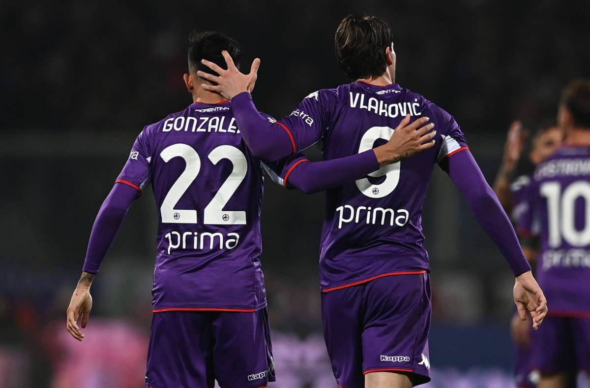 Nach seiner Corona-Pause stand Nicolas Gonzalez (23) erstmals wieder im Kader des AC Florenz – und erlebte nach seiner Einwechslung gegen den zuvor ungeschlagenen AC Mailand ein spektakuläres Spiel. Zlatan Ibrahimovic erzielte zwei Tore für Milan, dennoch war es am Ende die Fiorentina, die auch dank des Doppelpacks des Serben Dusan Vlahovic(rechts im Bild) mit 4:3 gewann.