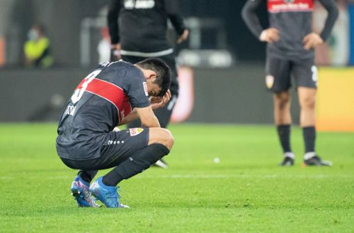 Enttäuschung bei den Spielern des VfB Stuttgart nach dem 1:4. Foto: dpa/Matthias Balk