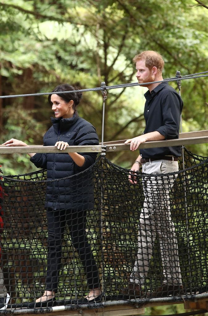 Wackelige Angelegenheit: Meghan und Harry passieren eine Hängebrücke.