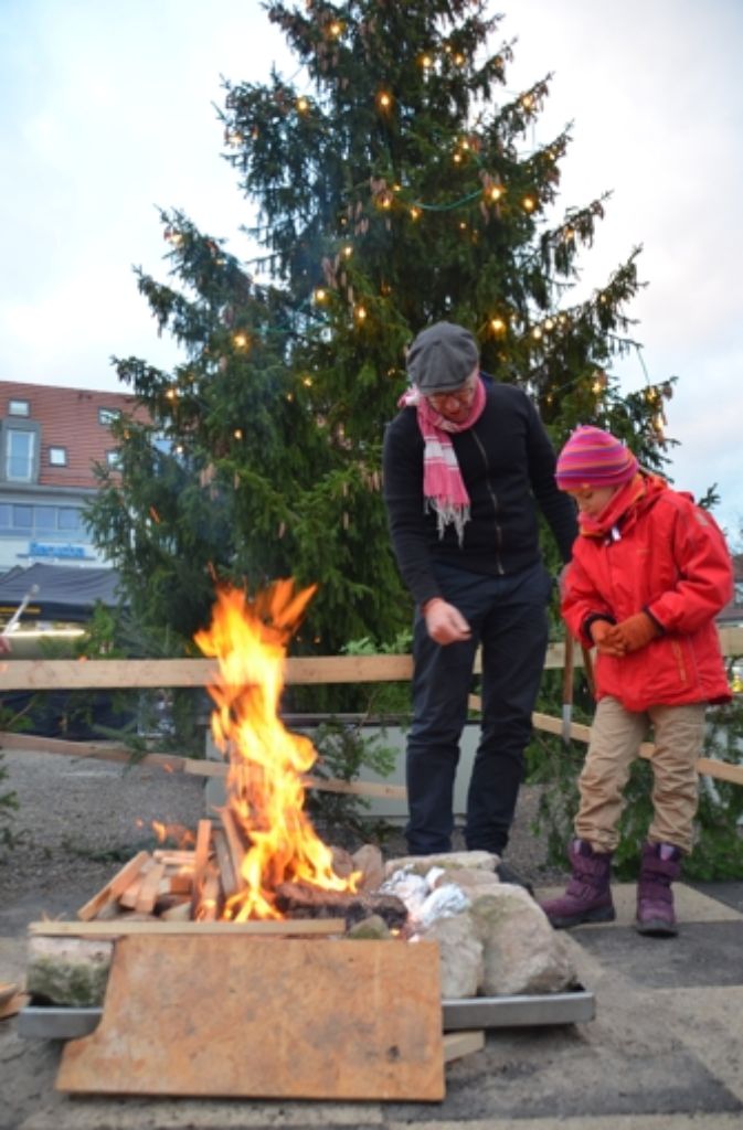 Auf dem Löwenplatz bereitete die Kindergruppe Regenbogen Kartoffeln am offenen Feuer zu.