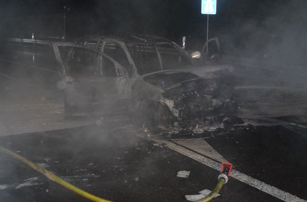 Der Mazda ist komplett ausgebrannt.