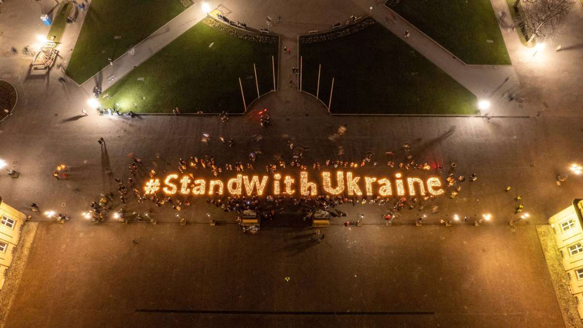 Protest auf dem Stuttgarter Schlossplatz: Tausende Kerzen gegen den Ukraine-Krieg