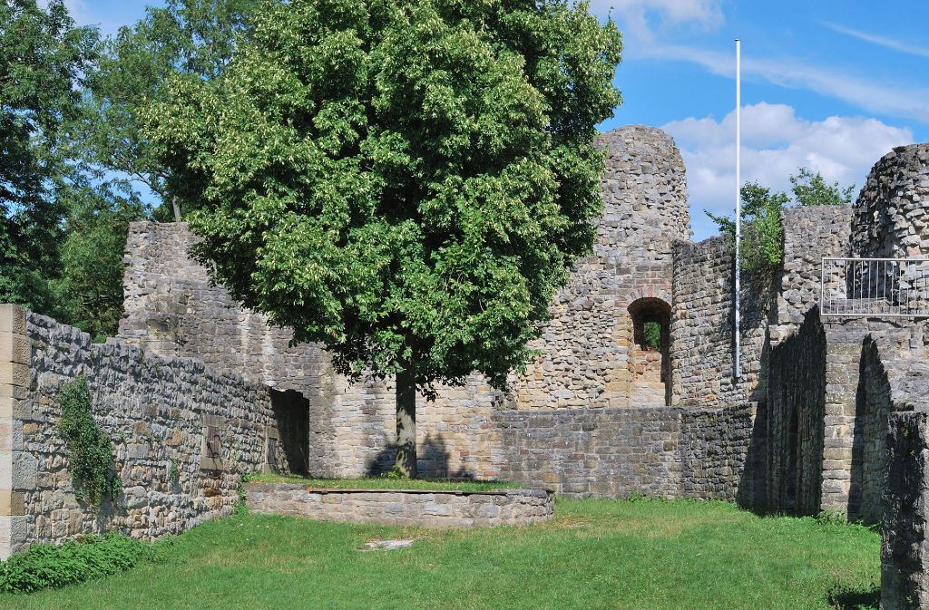 Nippenburg: Die Ruine einer Spornburg und eines Gehöfts südwestlich von Schwieberdingen liegt auf 295 Meter. Sie wurde 1160 erstmals urkundlich erwähnt und gilt als die älteste Burganlage in der Region Stuttgart. Sie war Stammsitz der Herren von Nippenburg.