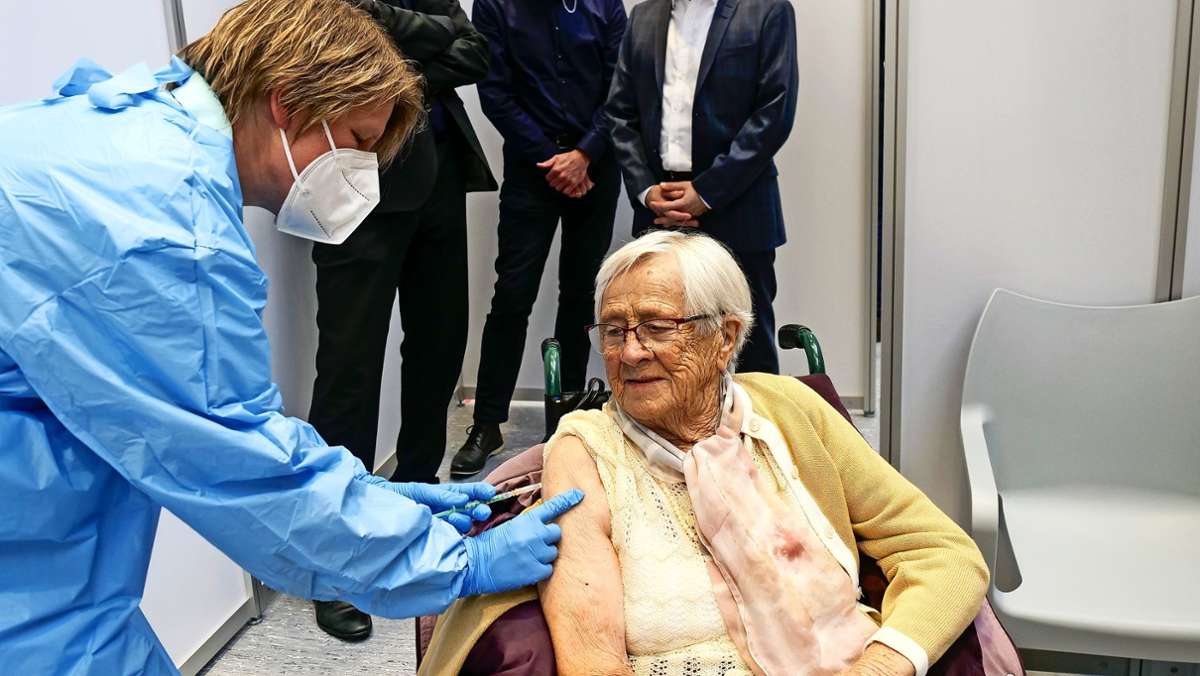 Kreisimpfzentrum eröffnet: 100-jährige Mönsheimerin erhält ersten Pieks