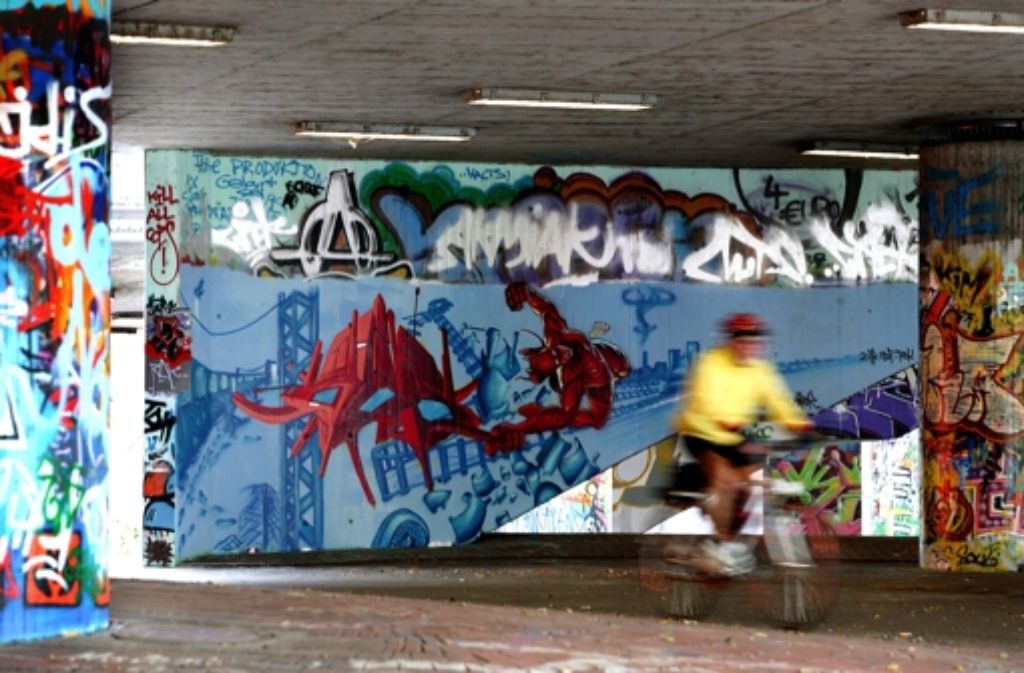 In der Hall of Fame in Bad Cannstatt können beinahe täglich neue Graffiti-Kunstwerke betrachtet werden. Die Unterführung neben dem Wasengelände ist derzeit der einzig verbliebene legale Platz für die Sprayer-Szene in Stuttgart. Manchmal kann den Künstlern hier sogar direkt bei der Arbeit zugesehen werden. Ein echtes Muss für jeden Kunstliebhaber!