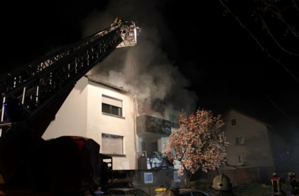 Flammen schlagen aus Wohnung in Weinstadt