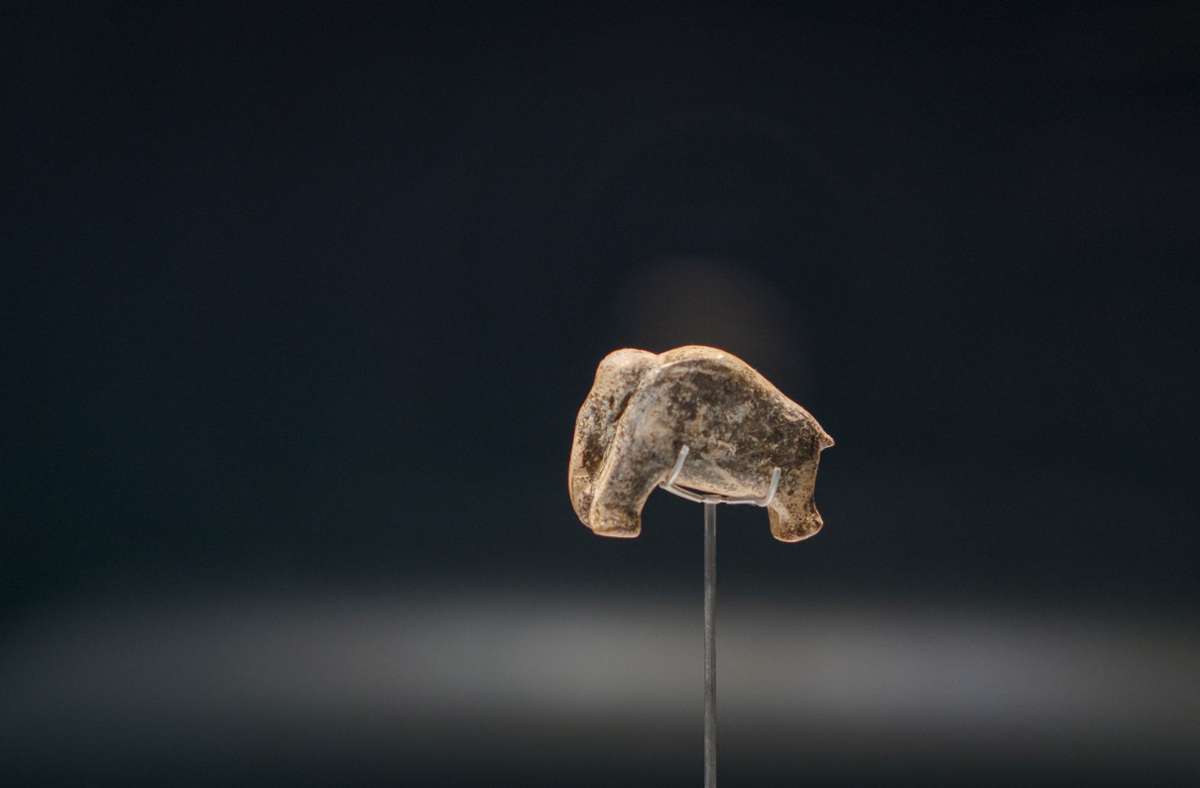 Die kleine Mammutfigur ist 40 000 Jahre alt. Sie ist im Archäopark Vogelherd zu sehen.