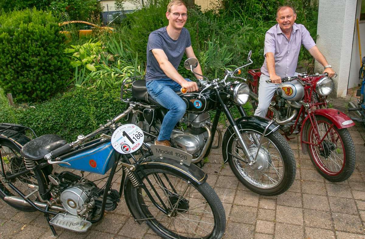 Alexander und Norbert Schaeberle mit vier UT-Motorrädern, die sie beim Oldtimertreffen in Beuren präsentieren wollen