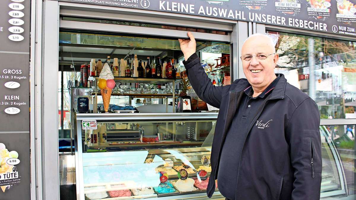 Fabio Rusiti, der Inhaber der kleinen Eisdiele Verdi in Bernhausen, gibt ein Versprechen: „Unsere Eisbecher dauern maximal 30 Sekunden.“
