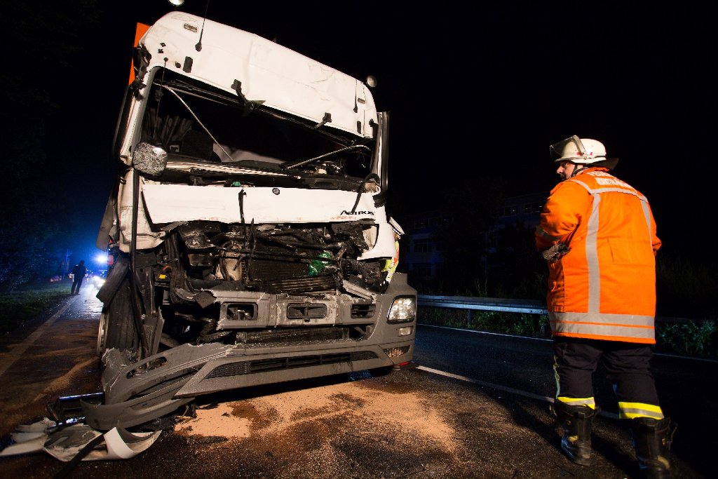 Beim Lkw-Unfall auf der B10 nahe Stuttgart wird ein Fahrer eingeklemmt.