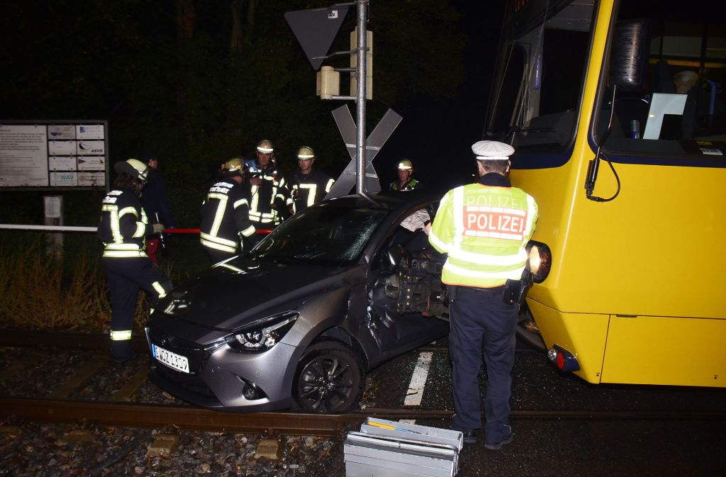 Ein 39-jähriger Fahrer der Stadtbahnlinie U14 missachtete mutmaßlich auf seiner Fahrt in Richtung Münster auf Höhe der Zufahrt zum „Haus am See“ ein Haltesignal und stieß dabei mit dem Mazda eines 49-jährigen Fahrers zusammen.