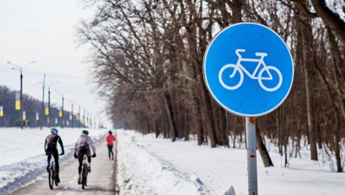 Der Fahrradclub ADFC fordert besonders vor dem Hintergrund der steigenden Covid-19-Infektionszahlen hohe Priorität für den Winterdienst auf Radwegen, damit Fahrradfahren auch bei Eis und Schnee eine Alternative zum Auto bleibt.