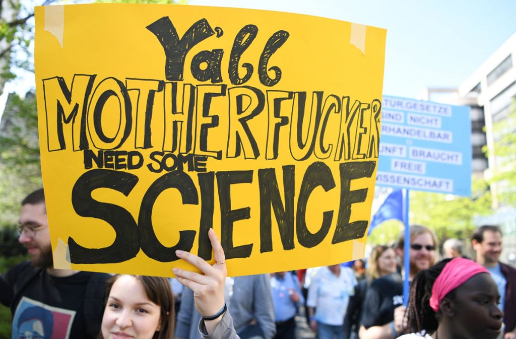 ... bei dem Forscher, Dozenten und Studenten gegen Einschränkungen in der Wissenschaft protestierten.