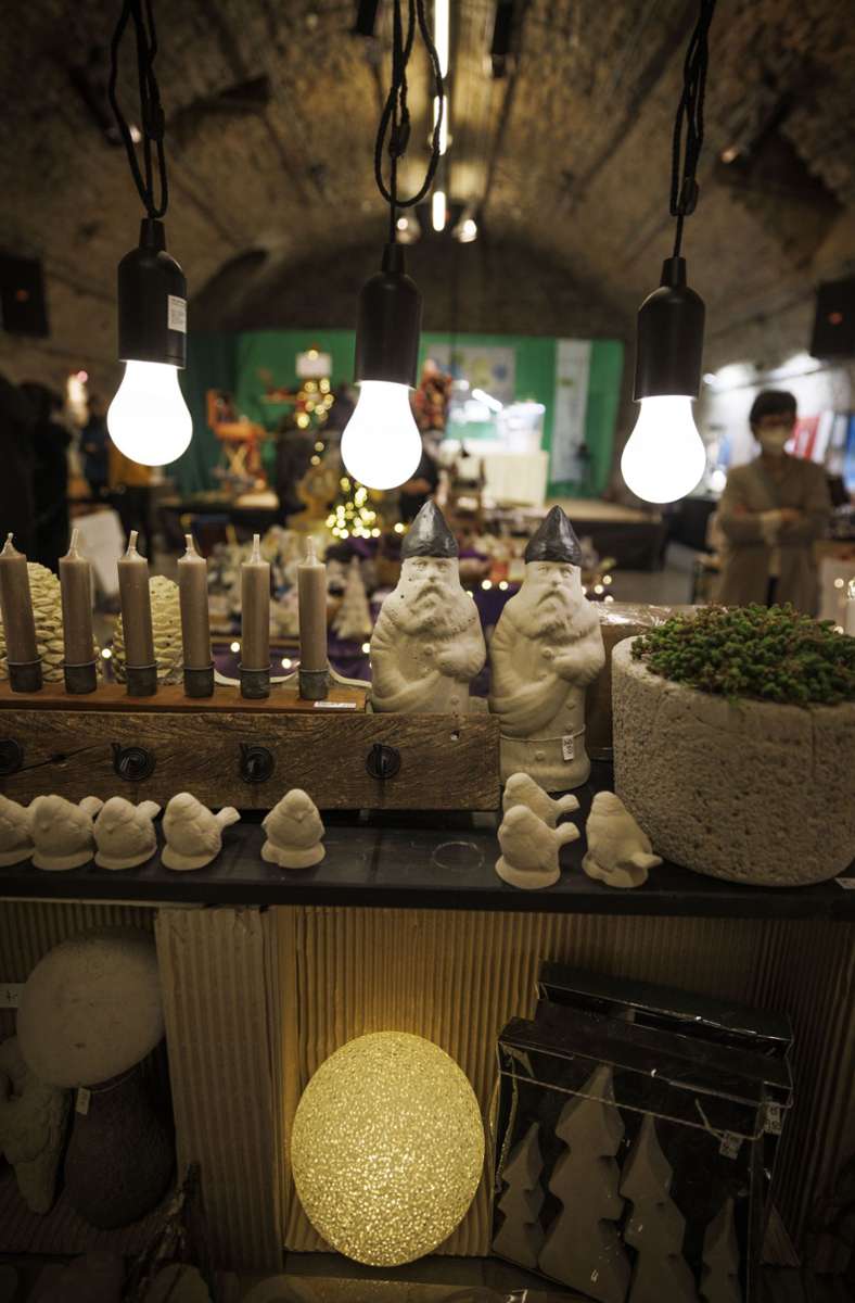 Eine Besonderheit des Waiblinger Weihnachtsmarkts ist die sogenannte „Artverwandt“ im Schlosskeller. Dort wird Kunsthandwerk sowie Accessoires verkauft; alles handgefertigt.