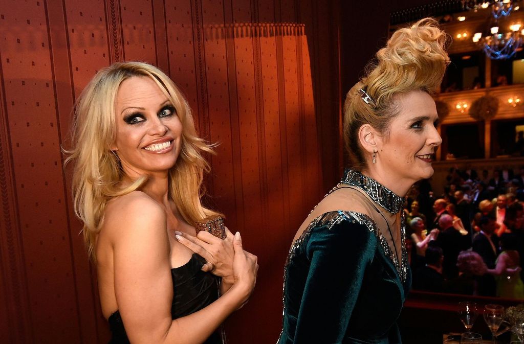 2016 war Pamela Anderson zum zweiten Mal der Stargast auf dem Wiener Opernball. In diesem Jahr musste sie sich aber die Loge mit Dschungelcamp-Teilnehmerin Helena Fürst teilen.