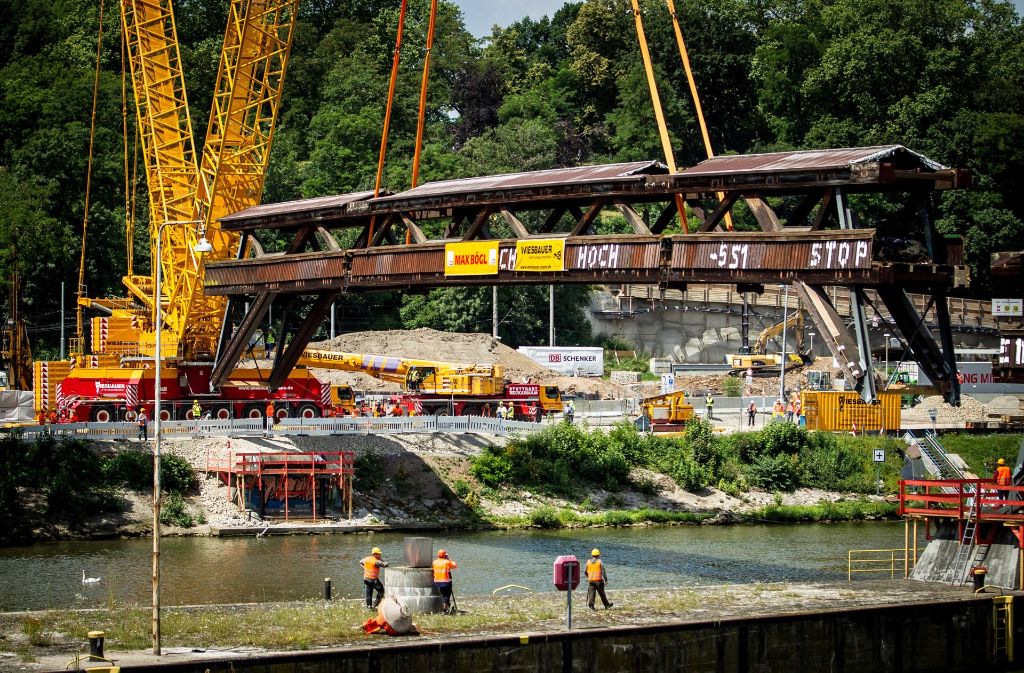 Bereits im Juli war ein erster Teil der Brücke abgebaut worden.
