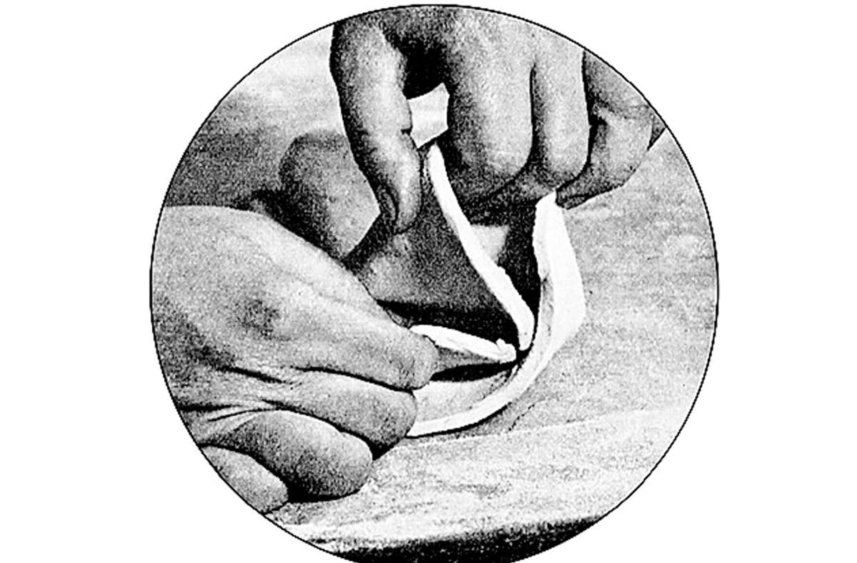 Sogar die Hände von Alice Urbach wurden wiederum in dem Kochbuch von Rudolf Rösch gezeigt.