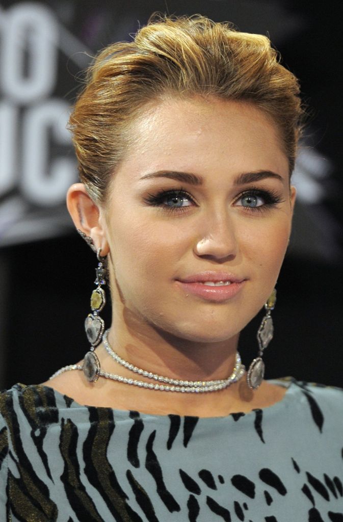 Die US-Sängerin Miley Cyrus ist 2012 nach einem Tag Hawaii-Urlaub mit ihrem Freund Freund Liam Hemsworth empört abgereist. Paparazzi hätten ihr die Lust an der Reise vermiest, beklagte sie damals.