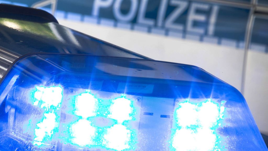 Stuttgart-Ost: Rollerfahrer stößt mit Autofahrer zusammen – Zeugen gesucht
