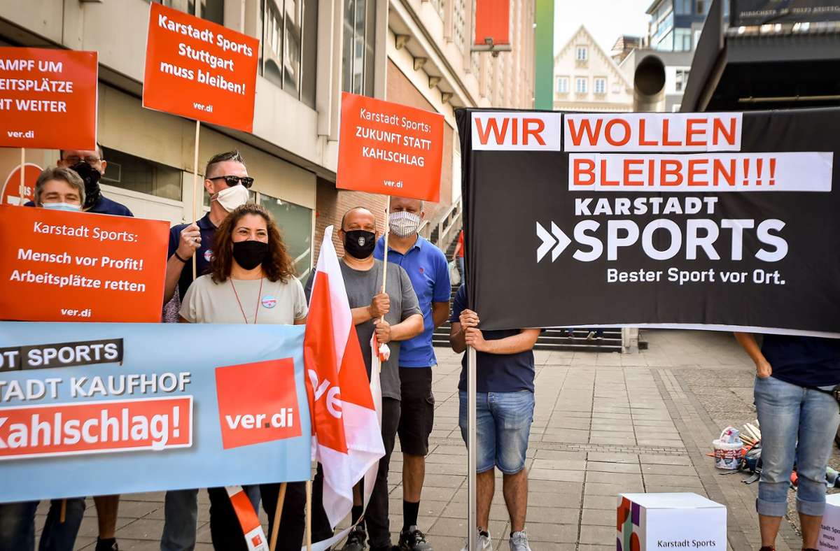 Mitarbeiter der Stuttgarter Karstadt Sports Filiale protestieren gegen die Schließung des Standorts.