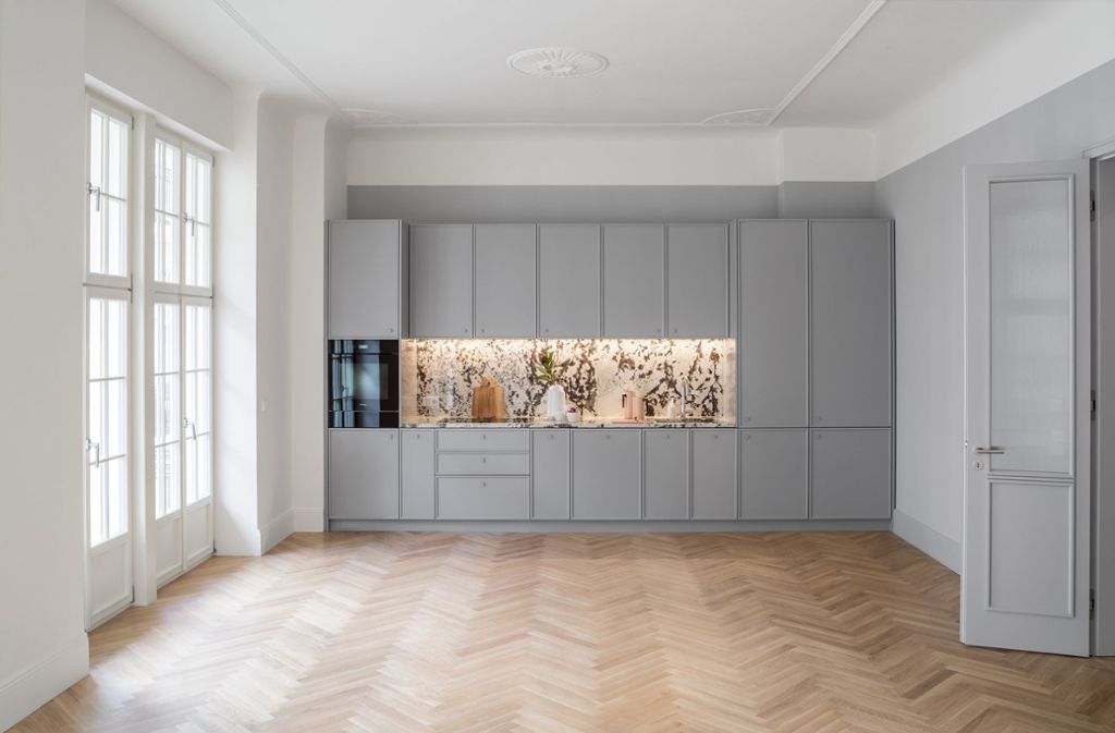 In einem denkmalgeschützten Haus in Berlin Charlottenburg gestaltete Ester Brukzus im Jahr 2018 eine Wohnung mit Fischgrätparkett aus Eiche . . .