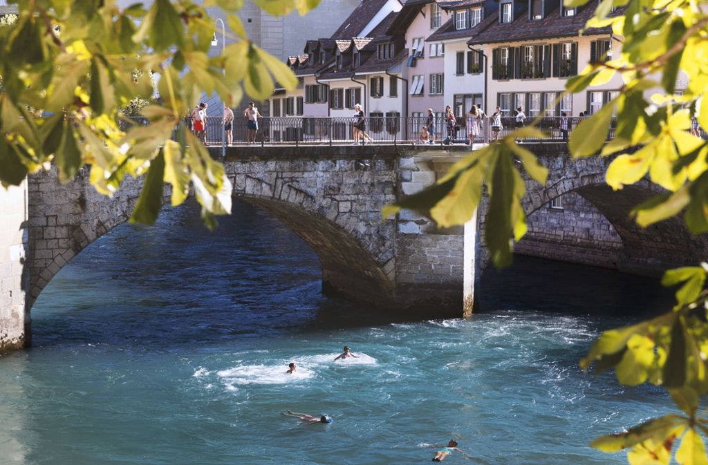 Mega-Erfrischung: In Bern in der Aare zu schwimmen, hat Tradition. Aufgrund der starken Strömung und der Strudel empfiehlt sich ein Bad jedoch nur für erfahrene Schwimmer.