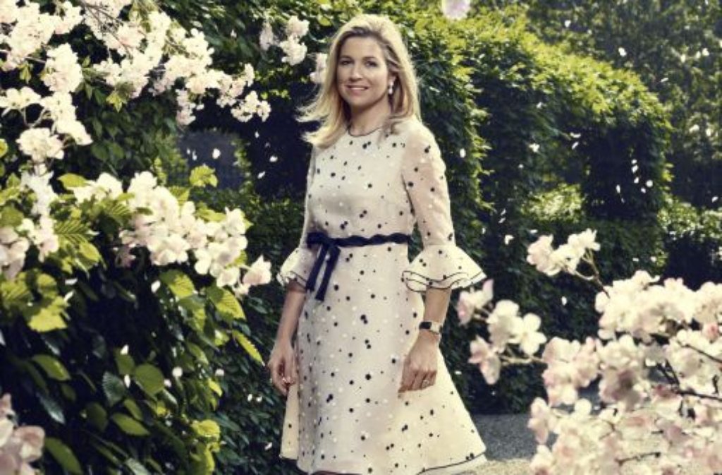 Dieses zarte Sommerkleid dürfte eines der Lieblingsoutfits von Kronprinzessin Máxima der Niederlande sein: Schließlich trug sie es auf dem offiziellen Foto, das der Hof aus Anlass ihres 40. Geburtstags im vergangenen Jahr herausgab, ...