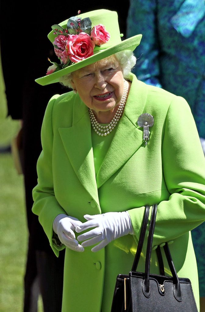 Beim Traditionspferderennen in Ascot trug Königin Elizabeth 2018 einen apfelgrünen Hut mit Blumenschmuck, Ton in Ton mit Mantel und Oberteil.